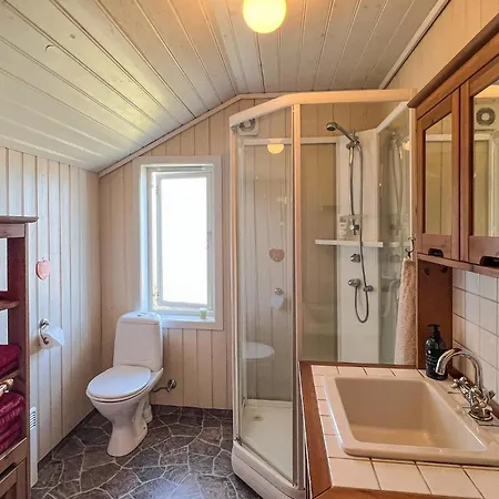 4 Bedroom Lovely In Bjoa Holiday home Utbjoa